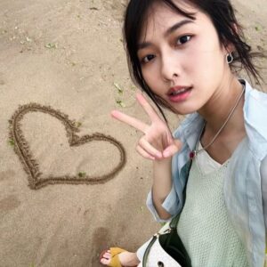 Jean Ho Instagram - 跟角色相處了一段時間，殺青的那刻突然有種捨不得
來海邊跟她好好說再見🌹希望一切都能好好的