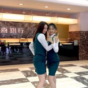 Jean Ho Instagram - 【 #還錢 】
還記得第一次看完劇本，就被小安的古靈精怪給吸引👻欣賞她突如其來的幽默感✨

感謝導演、監製，讓我有機會可以演出與以往不同面向的角色，希望大家喜歡小安🐈

還沒 #還錢 的朋友們趕快去看