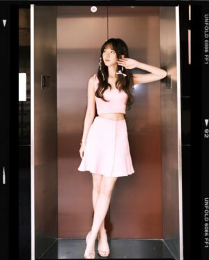 Jean Ho Instagram - 探索世界的各種樣貌♡好像又更完整些
在與角色共同經歷的過程中，總能從中拾起些什麼
要永遠記得自己最初的模樣
Keep it simple, keep it real.

Outfits | @iblues_official #iBlues
Jewelry | @qeelinjewellery
#qeelin #qeelinjewellery
Shoes | @charleskeith_tw 
 #charleskeith_tw

Makeup | @backstagejimywu
Hair | @jojo_chuang