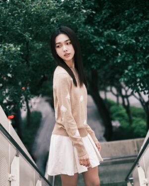 Jean Ho Instagram - 最近在旅程中很喜歡的一段話：
「每一次的釋放都是讓自己更放鬆」
2023進入尾聲，今年與許多美好的人事相遇
期許2024年繼續保持良善🪐在這世界持續探索💫
Hair | @u88na
@toryburch #toryburch #toryburchLNYcollection