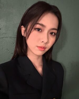 Jean Ho Instagram - 嘗試在混亂的節奏裡尋找平衡 Can I ?