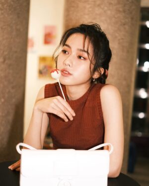 Jean Ho Instagram - Back to Uni🖍️with @longchamp
入學Longchamp當一日新生
同學們好🙋🏻‍♀️

#LongchampSS24 #LongchampUniversity
Makeup | @_wgg_
Hair | @jojo_chuang