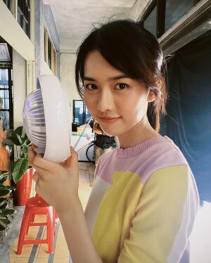 Jean Ho Instagram - 【 #華麗計程車行 】
開完最後一哩路了🚕💨💨
很開心能成為華麗的一份子
從拍攝到播出，都能感受到嘉義的溫暖與樸實
也很感謝兩位導演 @oftendo_owen  @chingshenchuang 

而我也從雅婷身上學到直率與溫柔，總覺得雅婷與柏翰是照亮彼此的兩道光，能在對方最脆弱時穩穩的接住。我相信未來的他們會非常幸福的！
謝謝柏翰 @huang_guanzhi

自己人生的方向盤，要自己握穩。
只要車子繼續跑，哪怕迷路，也會有新的風景。
這段車程學到太多了，下一趟繼續在路途中學習，每趟車程都有它的意義。

最後恭喜雅婷成為少年董娘🎉 with一顆董娘頭，哎呀～雅婷努力成為華麗一家人的決心😆以後一定可以好好幫助少年董仔