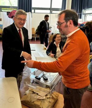 Jean-Luc Mélenchon Instagram - 🗳️ A voté ! Et vous ? 

Rappel : pas besoin de la carte électorale pour voter. Il suffit d’une carte d’identité, un passeport, un permis de conduire ou même une carte vitale.

Un seul bulletin dans l’enveloppe. Il ne faut RIEN écrire, rien ajouter. Le bulletin doit être intact.

À noter : les bureaux de vote ferment à 18h dans la plupart des communes, à 19h dans certaines communes moyennes et à 20h dans les grandes villes.

#ElectionsEuropéennes2024