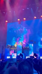 Jean-Michel Jarre Instagram - A moment of grace with the disruptive and incomparable Zaho de Sagazan at the closing of the Francofolies.  Un moment de grace avec la disruptive et incomparable Zaho de Sagazan en clôture des Francofolies  @zahodesagazan @francofolieslarochelle #music #chanson #larochelle