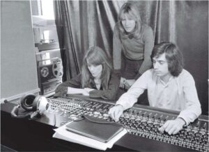Jean-Michel Jarre Instagram - Françoise,
L’élégance de tes chuchotements harmonieux résonnera pour toujours dans le cœur des garçons et des filles de tout age.  #françoisehardy