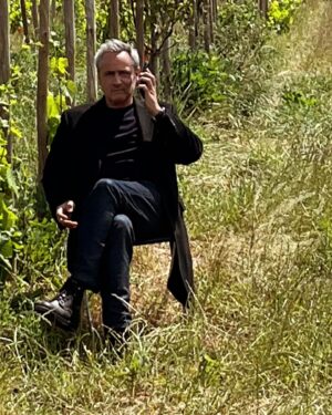 Jean-Michel Tinivelli Instagram - In vino véritas ou pas et hop même pas de chaise  le tonton Coleman … #bonnejournée#goodday#happyday#buongiorno#mas#campagne#vigne#vigneron#wine#vin#campagne#tv#cine#serie#tv#simoncoleman#tinivelli#actor#goodvibes#onlygoodvibes#aix❤️❤️❤️ @tinivelli @france.tv