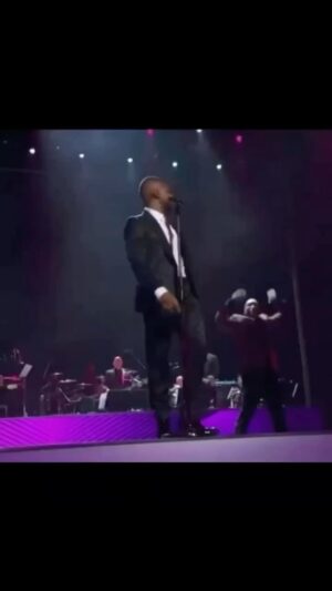 Jean-Michel Tinivelli Instagram - Une bonne journée avc distribution de cette reprise de Usher du boss james Brown , du son qui fait du bien par la ou il passe , de la  bonne énergie à toutes et à tous les cops …. Allez c est parti #bonnejournée#goodday#happyday#buongiorno#goodvibes#vibes#son#musique#energie#energy#jamesbrown #usher#move#body#corps#spirit#cool#gratitude#clip#bisous#merci#❤️❤️❤️#☘️#tinivelli#simoncoleman#tv#fiction @tinivelli