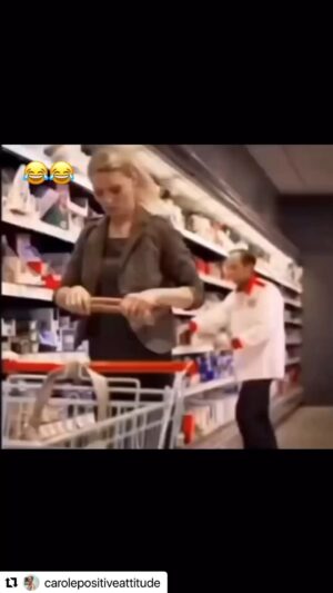 Jean-Michel Tinivelli Instagram - En plein ds le mile même de dos , juste magnifique bravo madame 🫶😂🌸… #bonnejournée#humour#clips#funny#funnyvideos#goodvibes#onlygoodvibes#artmartial#nunchakufreestyle#nunchaku#saucisson#womanpower #sec#selfdefense#fun#bisous#supermarket#cool#❤️❤️❤️#tinivelli#actor