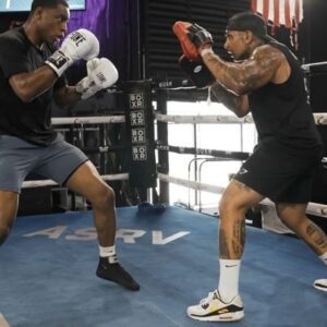 Jean Pascal Instagram - With the young bull 😈🥊🔥 @bjpblackstar from 🇨🇦 putting in work at the @boxrgym headquarters 🏆🏆🏆🏆🏆

@jeanpascalchamp you got a serious problem 🥊🔥
#futureofboxing #greatnessinthebloodline 
@commanderzero 

House of Champions 🏆
@boxrgym 

#boxr #boxing #boxrgym