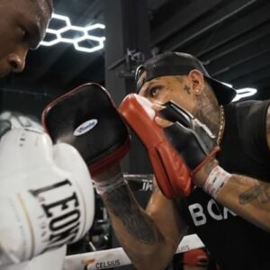 Jean Pascal Instagram - With the young bull 😈🥊🔥 @bjpblackstar from 🇨🇦 putting in work at the @boxrgym headquarters 🏆🏆🏆🏆🏆

@jeanpascalchamp you got a serious problem 🥊🔥
#futureofboxing #greatnessinthebloodline 
@commanderzero 

House of Champions 🏆
@boxrgym 

#boxr #boxing #boxrgym