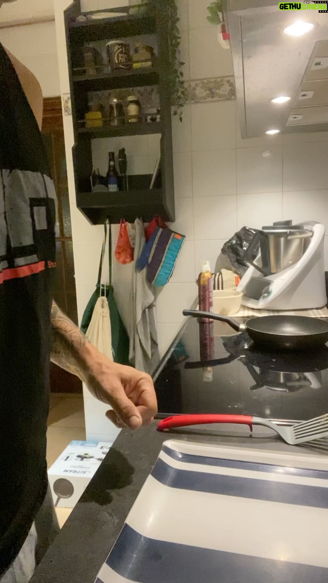 Jean-Pascal Lacoste - 424 Likes - Vous ĆŖtes beaucoup Ć me demander quel a Ć©tĆ© mon secret pour ma perte de poids je commence par mon petit-dĆ©jā ce matin. Voici ma morning, routine tous les matins, la mĆŖme chose: quatre Åuf dont deux jaunes, 80 g de flocons dāavoine avec de lāeau chaude et du sirop dāĆ©rable, zĆ©ro sucre, un grand cafĆ© des vitamines, PRZ et des omĆ©ga trois de chez prozis et un shaker de protĆ©ines 30gr . Ća cāest le petit-dĆ©jā il est six heures. Je me suis rĆ©veillĆ© une heure plus tard. Normalement cāest Ć 5h. Je file Ć Lassale pendant une heure 1h15 et directement Ć la fin de ma sĆ©ance. Ce sera un shaker de Prod, 30 g, ensuite je rentre Ć la maison. Direction le golf ā³ļø si vous souhaiter obtenir mes ComplĆ©ments alimentaires rien de plus simple www.prozis.fr avec le code jipe vous avez 10 pour-cent plus des cadeaux š