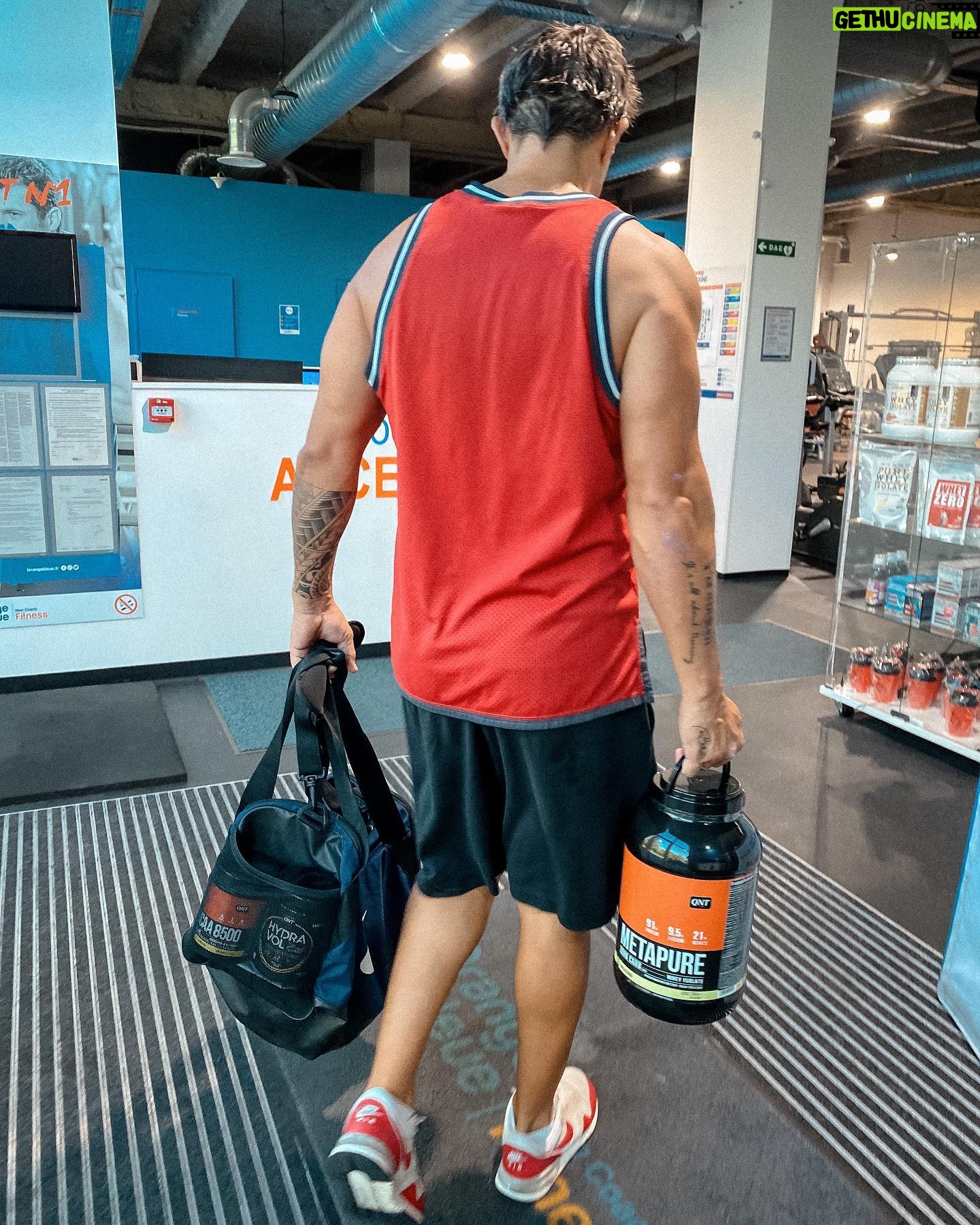 Jean-Pascal Lacoste - 1.3K Likes - J avais pas de petits pots de proteines 😂😂😂 @qntsportnutrition @lorangebleueurrugne @garmin @julienquaglierini . Pour le sport dans ma main droite proteines Metapure pour après ma séance et dans le sac BCAA ET HYDRO VOL. Mix parfait 👍 #bestproduct #nopainnogain #complementsalimentaires
