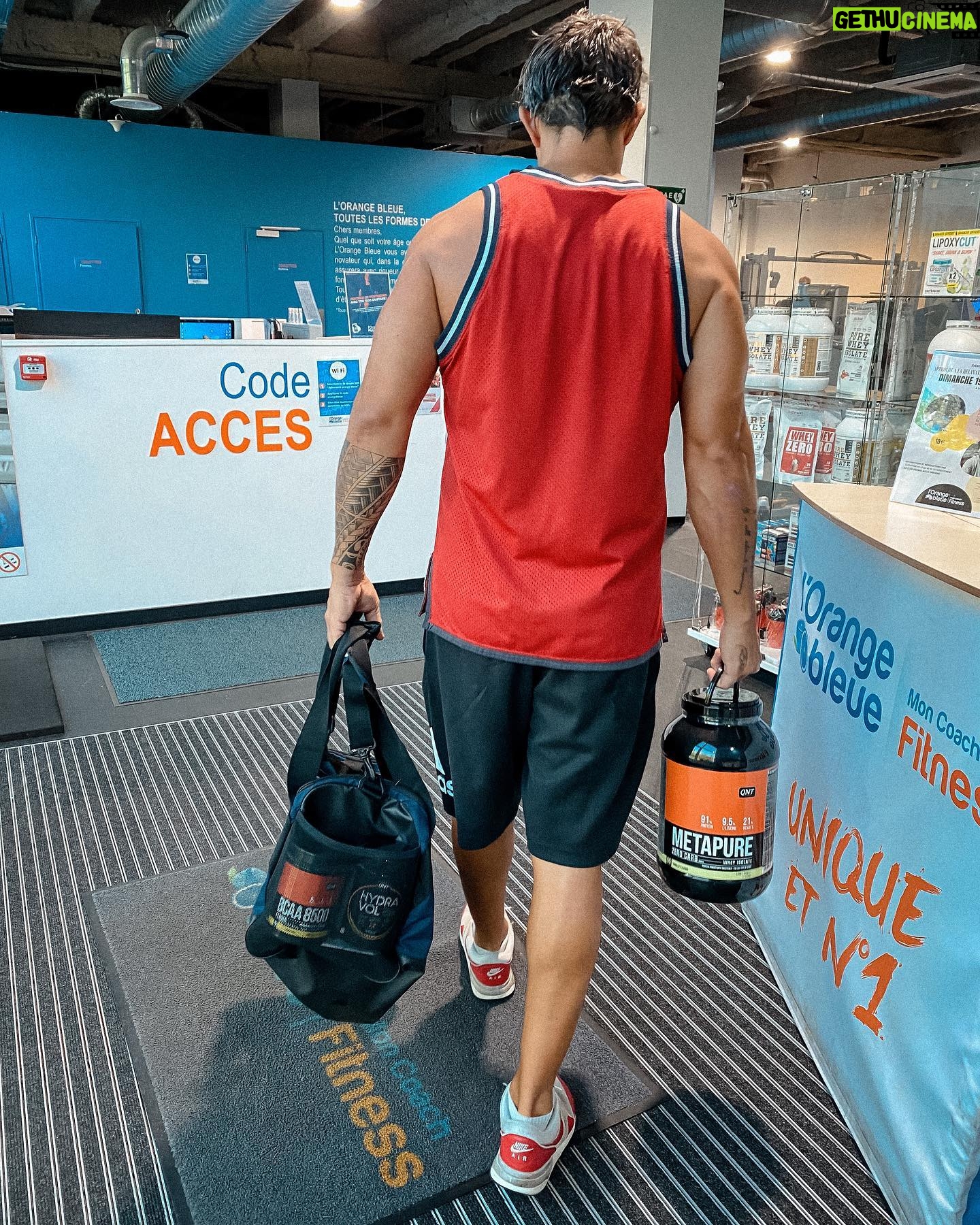 Jean-Pascal Lacoste - 1.3K Likes - J avais pas de petits pots de proteines ššš @qntsportnutrition @lorangebleueurrugne @garmin @julienquaglierini . Pour le sport dans ma main droite proteines Metapure pour aprĆØs ma sĆ©ance et dans le sac BCAA ET HYDRO VOL. Mix parfait š #bestproduct #nopainnogain #complementsalimentaires