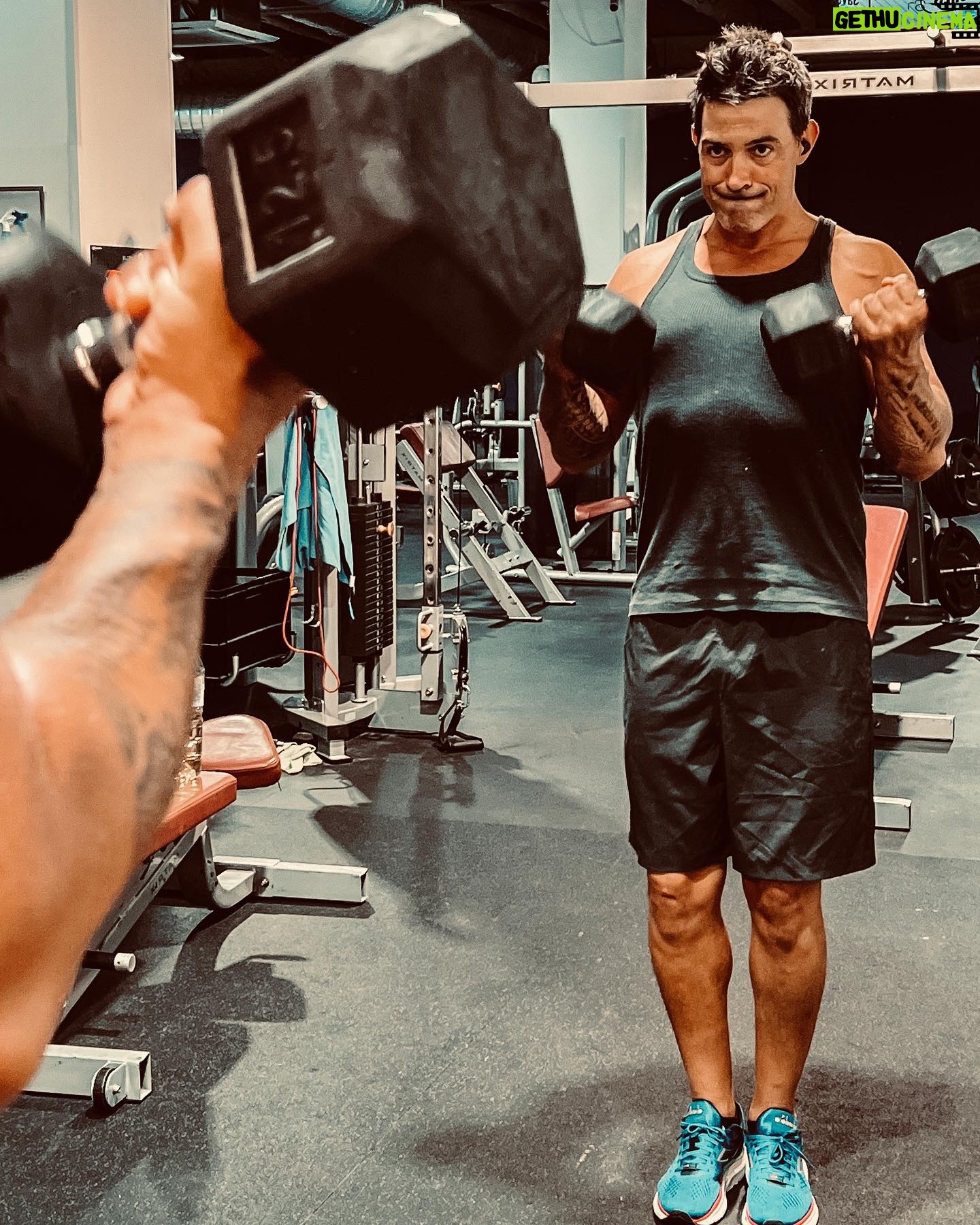 Jean-Pascal Lacoste - 2.9K Likes - Après 1 moins de diet … moins 5 kg. Protéines et légumes combo parfait. Je me sens tellement mieux c’est ouf. On continue … ⛳️💪🏻