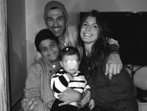 Jean-Pascal Lacoste Instagram - Last night together 🤍 

Qui dit début des vacances, dit Mav & Kylie chez leur maman ✈️🗽 On se retrouve à trois pour Noël 🎅🏼 

Quoi de prévu pour Noël ? Vous partez en voyage ou plutôt à la maison en famille ? 

#christmas #christmastravel #noël #noelenfamille