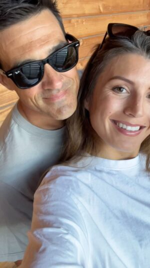 Jean-Pascal Lacoste Instagram - Throwback to this amazing week-end 😍 @chateaudesvigiers 

Nous avons eu la chance de tester l’offre romantique au relai des vigiers. 
Au programme : 
* un accueil VIP, une visite privée du château et une découverte du domaine 
* une chambre de 36m2 avec pétales de rose, diffuseur de parfums d’ambiance, une demi-bouteille de vin.. 
* un accès privatisé au jacuzzi avec cocktail sans alcool pendant 30 min
* un massage pour deux en cabine duo
* une table réservée au restaurant le soir, et un petit-déjeuner servi en chambre le matin
Et tellement d’autres choses ! 

Sans oublier que ce domaine bénéficie d’un parcours de golf juste génial !

Une parenthèse en amoureux disponible d’octobre à décembre & de mars à mai ✨

#weekendoff #weekendromantique #couple #chateaudesvigiers #golf