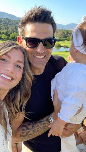 Jean-Pascal Lacoste Instagram - Le plus heureux des papas c'est moi grâce à toi la femme que tu es ! Tu me rends chaque jour plus heureux d'être à tes côtés. Une maman extraordinaire avec 3 loulous et une femme divine qui me rend amoureux encore plus tous les jours. Merci pour cette fête des papas. Je t'aime ❤️