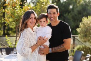 Jean-Pascal Lacoste Instagram - À l’occasion de notre déplacement au Royal Mougins Golf pour l’édition des balles blanches de @jerome.alonzo pour la @fondationlenval 
Nous vous présentons officiellement Ainhoa ✨ (qui boude un peu sur les photos) 
Mais les chiens ne font pas des chats ! 

Merci à @nicolas_gavet pour les photos 😍