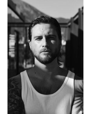 Jean-Philippe Cretton Instagram - "Hola, amig@s. 
Les comparto otra tanda más de la última sesión de fotos que hicimos con un gran equipo de profesionales.
Les cuento, además, que por acá voy avanzando firme en mi nuevo podcast que ya pronto verá la luz. 
 Y MAÑANA estaremos tocando en un beneficio a Viña. Esto a las 19 hrs en Espacio Dima Look, Cerro Alegre. Todo lo que se recaude irá en ayuda. Los esperamos ahí. Les mando un abrazo apretado

Fotos: @simonpaisthomas
Styling : @sofiordenes
Makeup y Pelo: @alemakeupart
Pelo @leonidashairdresser

Management: @versusmanagement @estebanaparicio
@lamoyachica

Vestuario
@hm #HMChile
@wendypozolondress 
@sofiordenes

Agradecimientos 
@edificioalonso
