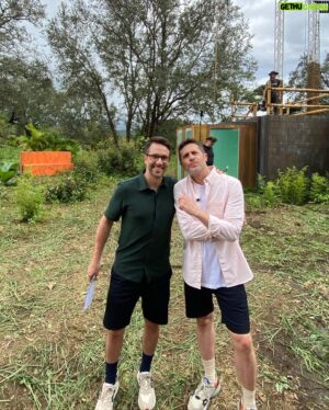 Jean-Philippe Dion Instagram - @smditva c’est le genre de trip dont je me souviendrai toute ma vie. J’ai trop trop hâte que vous embarquiez dans l’aventure vous aussi ! J’y ai rencontré 10 campeurs extraordinaires et un coanimateur brillant et très divertissant !!!! On a vécu ça grâce à une équipe qui n’a pas lâché malgré les quelques tempêtes ! Vous avez été impressionnant.e.s! 💪🦜🦁 #costarica #puravida @proddeferlantes