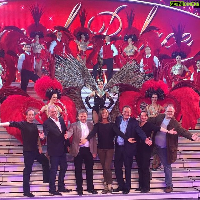 Jean-Pierre Pernaut - 1.5K Likes - Avec la troupe de Piège à Matignon. Triomphe au Royal Palace de Kirrwiller !
