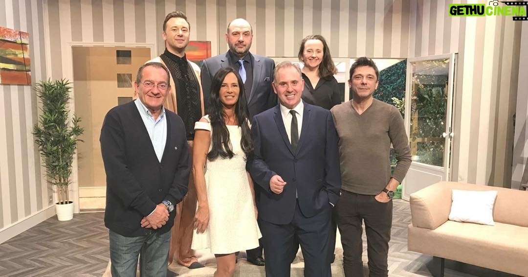 Jean-Pierre Pernaut - 1.1K Likes - Avec toute la troupe de Régime Présidentiel. Belle équipe !