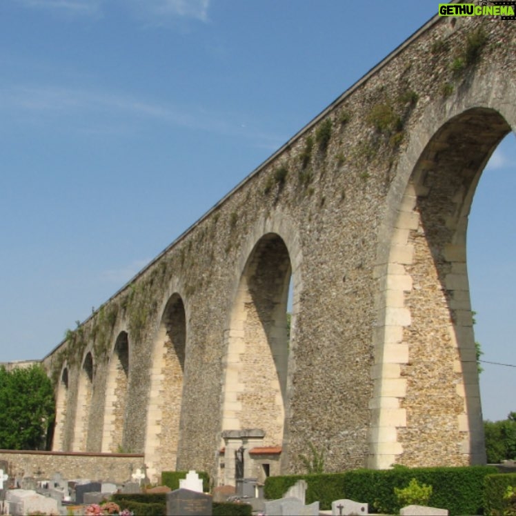 Jean-Pierre Pernaut - 1.8K Likes - 6 immeubles sociaux et privés de 12m de haut bientôt au pied (100m)de l’Aqueduc de Louveciennes ? Patrimoine saccagé sauf si tout le monde se mobilise.