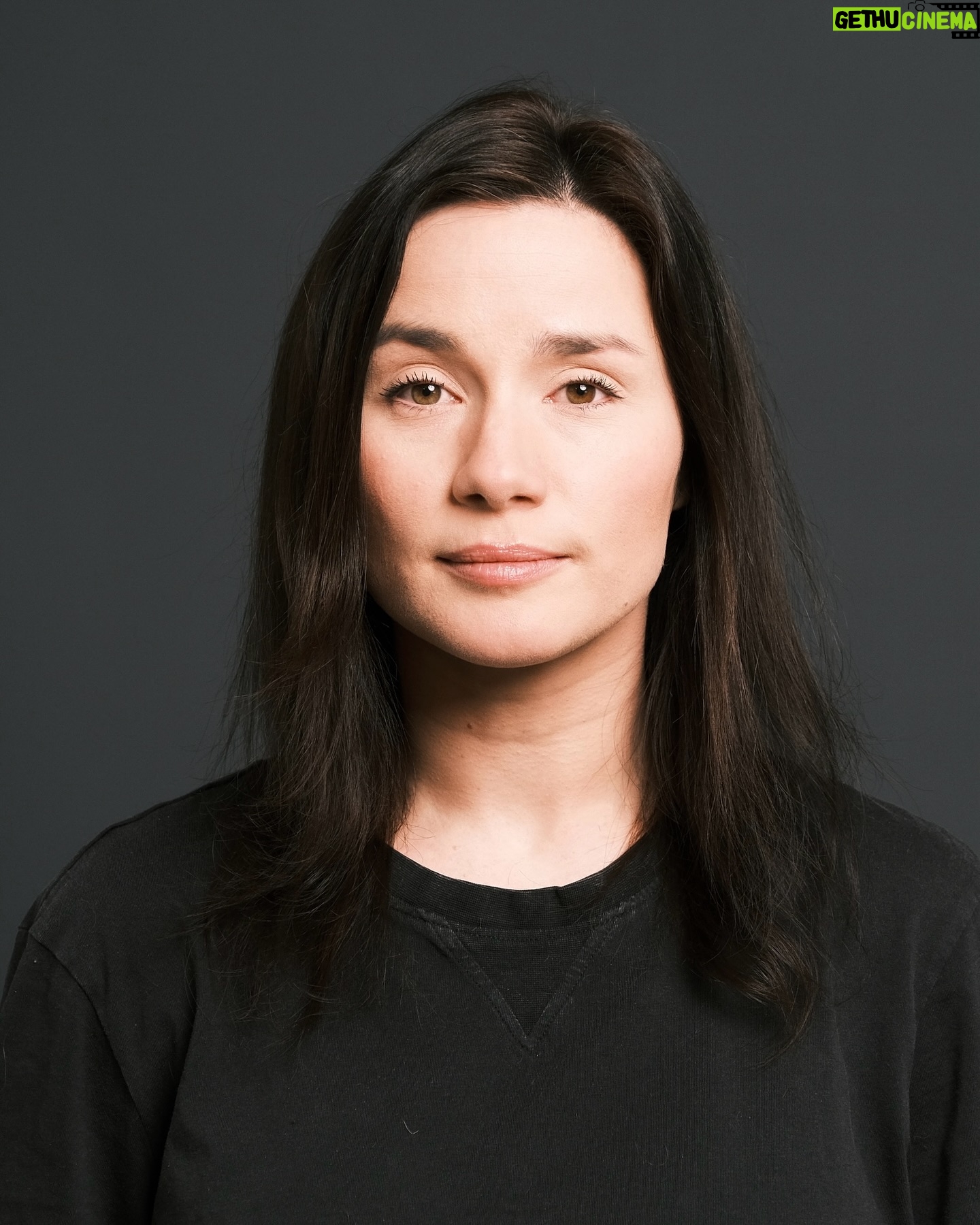 Jeannine Wacker - 1.4K Likes - Hi, ich bin Jeannine & hier kommt ein kleines Intro.
* Viel meiner Zeit verbringe ich auf Musicalbühnen. Ich liebe es, wenn das ganze Theater zur Schneekugel wird, in der eine perfekte Illusion entsteht & hunderte Menschen dieselbe Geschichte träumen. Auch wenn es Dinge gibt, die mich ärgern, versuche ich, nie aus den Augen zu verlieren, wie unerreichbar mir das, was heute mein Leben ist, mit 16 erschien.
* Vor kurzem habe ich meinen Partner in Crime @nicolaipeer geheiratet. So cheesy es klingt, er ist das Beste, was mir passieren konnte & ich bin unendlich dankbar für ihn.
* Meine Musik war schon immer mein kreativer Spielplatz & meine liebste Art, über das Leben nachzudenken. Als Jeannine Michèle veröffentliche ich akustische, teilweise deutsche, als Alouette (@alouette_music ) ausproduzierte, englische Songs.
* Seit 2020 habe ich eine Patreon-Seite, auf der ich Einblicke in meinen Alltag als Darstellerin & kreative Prozesse teile, Zoom-Treffen organisiere & Online-Konzerte gebe. Dank der Unterstützung meiner wundervollen Patreon-Community sind meine Songs & Musikvideos möglich. Es ist ein fortlaufendes Experiment, das mich ständig herausfordert & anspornt.
* Seit 2015 unterrichte ich Gesang und Songinterpretation, wann immer es neben meinen Musicaljobs möglich ist.
* Ich würde mich als „Minimalistin in Progress“ bezeichnen. 2023 haben @nicolaipeer & ich unsere Wohnung aufgelöst & sind auf ein 40 Jahre altes Segelboot gezogen, das wir jetzt zu zweit renovieren
* 1 Jahr lang spielte ich Clara in „Sturm der Liebe“. Dass mein Hündchen (in das ich SEHR vernarrt bin) ebenfalls Klara heißt, ist reiner Zufall. Sie hatte den Namen bereits, als sie zu uns kam.
* Ich finde es wichtig, am Weltgeschehen teilzunehmen, gleichzeitig dreht sie mir oft zu schnell. Als Ausgleich meditiere ich, schreibe Tagebuch, mache Sport.
* Vor 1 Monat hab ich Netflix gekündigt, weil ich mehr Zeit zum Lesen haben will. Am liebsten Romane wie „The Secret History“ von Donna Tartt, aber auch Non-Fiction wie „Imaginable“ von Jane McGonigal.
* Ich liebe Poesie (besonders von Rilke & Mascha Kaléko). Wem es auch so geht, kann ich „This Is How You Lose the Time War“ von Amal El-Mohtar ans Herz legen