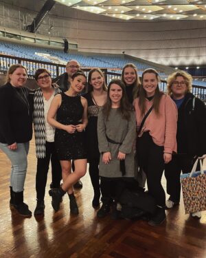 Jeannine Wacker Instagram - Wow, was für eine schöne Erfahrung✨
Am Samstag war das Musical Revolution-Konzert and I loved every minute of it!
Es war so spannend, all diese neuen Stücke zu hören und mit diesen fantastischen Sänger:innen zusammen zu singen. Im Verlauf des Abends dachte ich immer wieder, was für eine krasse Ehre es ist, mit diesen Menschen eine Bühne zu teilen. So viel Talent, Fleiß, Disziplin, Hingabe, Musikalität, harte Arbeit, playfulness und Liebe für dieses Genre. Und hinter der Bühne war es so schön, wie auf der Bühne. So eine unterstützende, lustige, sich gegenseitig wertschätzende Gruppe von Menschen . What a treat!

Und dann das Ganze vor so einem Publikum!!! Danke, für diese unglaubliche Stimmung und dass ihr mit uns zusammen die Jahrhunderthalle zum Beben gebracht habt. Es hat unglaublich viel Spaß gemacht mit euch!
Und natürlich war es wundervoll, so viele von euch beim Meet&Greet danach kennen zu lernen und wieder zu treffen. Ich glaube, wir hätten uns alle gerne noch viel mehr Zeit genommen. Danke für die lieben Worte und die schönen Begegnungen. 
Ein ganz besonderes DANKE auch an meine Patrons♥️ Es bedeutet mir so viel, wie sehr ihr mich unterstützt, on- und offline, und es ist einfach immer ganz besonders schön, eure Gesichterim Publikum zu entdecken und nach der Show “mein” Grüppchen zu treffen 🧩 
Ich bin sehr beseelt (danke für das genau richtige Wort @anja_backus 💗) und dankbar und nehme ganz viel Inspiration und Motivation aus diesem Abend mit.
Danke @musical.revolution , dass ich dabei sein durfte, es war mir eine riesige Freude🤍

#musicalrevolution #concert #musicalkonzert #newmusic #jahrhunderthallefrankfurt