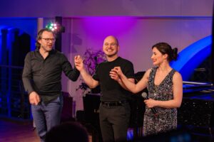 Jeannine Wacker Instagram - What a night 💫
WOW 1000 Dank für diesen wunderschönen Abend im C.Bechstein-Centrum! Ich habe ihn unendlich genossen!
Und was für eine Achterbahnfahrt der Gefühle!
Ich hatte so viel Glück, wie man eigentlich an einem einzigen Tag gar nicht haben kann und @tinohorat hatte unerwartet und ganz kurzfristig Zeit, mich zu begleiten. Wie du das alles innerhalb von 3 Stunden gelernt und perfekt vom Blatt gespielt hast, ist mir ein Rätsel. Ich bin endlos dankbar dafür! Es war so so schön, nachdem wir 2020 bereits mein erstes Konzert zusammen gespielt und meine ersten eigenen Songs gemeinsam aufgenommen hatten, wieder mit dir zu musizieren 💗
Mit @nico.went hatte ich einen so charismatischen und talentierten partner in crime wie man ihn sich nur wünschen kann an meiner Seite - ich hab jetzt noch Gänsehaut, wenn ich an dein „Hurricane“ denke. Danke, dass du mein Clyde/Peter Parker/Ryuk/Joanne/Elphie warst. Es hat unglaublich Spaß gemacht und ich hoffe, wir spielen bald wieder zusammen💗
@matimusic.de @starsandstage.de Max und Tina 🫶🏻 Danke für euer Vertrauen und dass ihr mich einmal mehr an diesen wunderschönen Ort eingeladen habt! Es ist so toll, was ihr alles aufgebaut habt und dieses Format ist so einzigartig und besonders - sowohl für das Publikum, als auch für uns Künstler:innen. Danke für eure harte Arbeit und die Leidenschaft, die hinter all dem steckt 💗
Danke auch an das gesamte Team im @bechstein.official - Centrum. Es ist etwas ganz besonderes, bei euch singen zu dürfen!
Und was wäre all das ohne ein so fantastisches, wertschätzenes, warmes Publikum. Danke, dass ihr uns so liebevoll getragen habt, mit uns gelacht, geweint habt und in viele verschiedene Schneekugeln eingetaucht seid 🫶🏻Diese Auftritte, bei denen sich die Bühne wie ein Zuhause und das Publikum wie alte Freunde anfühlen sind so besonders. Dass der Freitagabend so war, lag allein an euch. 1000 Dank dafür ♥️ Hoffentlich auf ganz bald!
Jeannine 

📷 @matimusic.de 

#starsandstage #konzert #musicalkonzert #musicalhamburg #cbechstein #bechstein #jeanninemichelewacker #nicowent #tinohorat #matimusic #musical #musicaltheatre #hamburg #concert