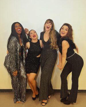 Jeannine Wacker Instagram - Wow, was für eine schöne Erfahrung✨
Am Samstag war das Musical Revolution-Konzert and I loved every minute of it!
Es war so spannend, all diese neuen Stücke zu hören und mit diesen fantastischen Sänger:innen zusammen zu singen. Im Verlauf des Abends dachte ich immer wieder, was für eine krasse Ehre es ist, mit diesen Menschen eine Bühne zu teilen. So viel Talent, Fleiß, Disziplin, Hingabe, Musikalität, harte Arbeit, playfulness und Liebe für dieses Genre. Und hinter der Bühne war es so schön, wie auf der Bühne. So eine unterstützende, lustige, sich gegenseitig wertschätzende Gruppe von Menschen . What a treat!

Und dann das Ganze vor so einem Publikum!!! Danke, für diese unglaubliche Stimmung und dass ihr mit uns zusammen die Jahrhunderthalle zum Beben gebracht habt. Es hat unglaublich viel Spaß gemacht mit euch!
Und natürlich war es wundervoll, so viele von euch beim Meet&Greet danach kennen zu lernen und wieder zu treffen. Ich glaube, wir hätten uns alle gerne noch viel mehr Zeit genommen. Danke für die lieben Worte und die schönen Begegnungen. 
Ein ganz besonderes DANKE auch an meine Patrons♥️ Es bedeutet mir so viel, wie sehr ihr mich unterstützt, on- und offline, und es ist einfach immer ganz besonders schön, eure Gesichterim Publikum zu entdecken und nach der Show “mein” Grüppchen zu treffen 🧩 
Ich bin sehr beseelt (danke für das genau richtige Wort @anja_backus 💗) und dankbar und nehme ganz viel Inspiration und Motivation aus diesem Abend mit.
Danke @musical.revolution , dass ich dabei sein durfte, es war mir eine riesige Freude🤍

#musicalrevolution #concert #musicalkonzert #newmusic #jahrhunderthallefrankfurt