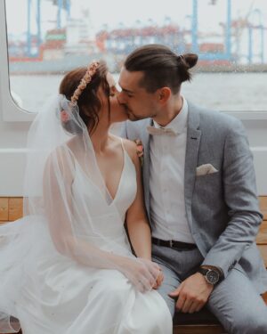 Jeannine Wacker Instagram - Das große Glück der Liebe besteht darin, Ruhe in einem anderen Herzen zu finden.“
- Lespinasse

Ja, yup, duh - wir haben geheiratet.
Aus „Wir machen das ganz klein und unkompliziert“ wurde eine Barkassenfahrt mit 70 Gästen - und wir sind sehr froh darüber. So viele geliebte Menschen auf einem Boot zu haben, alle da, um mit uns unsere Liebe zu feiern war unendlich schön und berührend und eine Erfahrung, die sich wirklich mit keiner anderen vergleichen lässt. Wir waren noch tagelang völlig überwältigt von all der Liebe, Wärme und Unterstützung, die uns an diesem Tag entgegenschlugen. 1000 liebe Worte & Gesten, berührende Reden, geteilte Erinnerungen, Wünsche für die Zukunft, emotionale Musikeinlagen, Kinderlachen, Hündchenliebe, Seifenblasen, ein Sandritual, ein Gästebuch mit einer Polaroid-Galerie, die ihresgleichen sucht und eine Torte, die wir zwar mit gebacken aber niemals so hübsch erwartet hätten - das alles wird für immer in unseren Herzen bleiben.
Danke an alle, die unsere Hochzeit so unvergesslich gemacht haben ♥️
Na dann… auf ins neue Kapitel! Fühlt sich gut an.
Die fantastischen Fotos auf der Barkasse stammen von @alexandrapfeifer.photography 💫
Die Fotos im Paternoster (es gab einen Paternoster!!!) und vor und im Standesamt hat die wundervolle @antitoni gemacht ✨

#justmarried