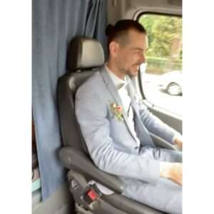 Jeannine Wacker Instagram - Das große Glück der Liebe besteht darin, Ruhe in einem anderen Herzen zu finden.“
- Lespinasse

Ja, yup, duh - wir haben geheiratet.
Aus „Wir machen das ganz klein und unkompliziert“ wurde eine Barkassenfahrt mit 70 Gästen - und wir sind sehr froh darüber. So viele geliebte Menschen auf einem Boot zu haben, alle da, um mit uns unsere Liebe zu feiern war unendlich schön und berührend und eine Erfahrung, die sich wirklich mit keiner anderen vergleichen lässt. Wir waren noch tagelang völlig überwältigt von all der Liebe, Wärme und Unterstützung, die uns an diesem Tag entgegenschlugen. 1000 liebe Worte & Gesten, berührende Reden, geteilte Erinnerungen, Wünsche für die Zukunft, emotionale Musikeinlagen, Kinderlachen, Hündchenliebe, Seifenblasen, ein Sandritual, ein Gästebuch mit einer Polaroid-Galerie, die ihresgleichen sucht und eine Torte, die wir zwar mit gebacken aber niemals so hübsch erwartet hätten - das alles wird für immer in unseren Herzen bleiben.
Danke an alle, die unsere Hochzeit so unvergesslich gemacht haben ♥️
Na dann… auf ins neue Kapitel! Fühlt sich gut an.
Die fantastischen Fotos auf der Barkasse stammen von @alexandrapfeifer.photography 💫
Die Fotos im Paternoster (es gab einen Paternoster!!!) und vor und im Standesamt hat die wundervolle @antitoni gemacht ✨

#justmarried