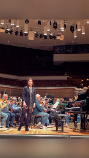 Jeannine Wacker Instagram - Am Sonntag dem 26.11. um 15:30 ist es wieder soweit und ich darf erneut mit dem fantastischen @sinfonie_orchester_berlin in der Berliner Philharmonie auftreten. 
Ich werde niemals keine Gänsehaut kriegen, wenn ich dieses 80-köpfige Orchester an diesem ikonischen Ort höre. Auch dieses Mal wieder unter dem Dirigat des one and only @christian_koehler2002 , zusammen mit dem einzigartigen @musicalmichi und erstmals zusammen mit der großartigen @amberschoop und dem wundervollen @christopherbolam ✨
Jedes dieser Konzerte ist ein unglaubliches Erlebnis und eine riesige Ehre.
Das Konzert am Sonntag wird sich übrigens komplett den schönsten Disney-Melodien widmen und ich kann es kaum erwarten 🥰
Zur Einstimmung hier ein kleiner Ausschnitt aus unserer Probe für das diesjährige Osterkonzert. 

#sinfonie #philharmonie #arielle #partofyourworld #einmenschzusein #diekleinemeerjungfrau #einmenschzusein #berlinerphilharmonie #sinfonieorchesterberlin #disney #musicaltheatre