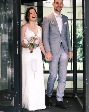 Jeannine Wacker Instagram - Das große Glück der Liebe besteht darin, Ruhe in einem anderen Herzen zu finden.“
- Lespinasse

Ja, yup, duh - wir haben geheiratet.
Aus „Wir machen das ganz klein und unkompliziert“ wurde eine Barkassenfahrt mit 70 Gästen - und wir sind sehr froh darüber. So viele geliebte Menschen auf einem Boot zu haben, alle da, um mit uns unsere Liebe zu feiern war unendlich schön und berührend und eine Erfahrung, die sich wirklich mit keiner anderen vergleichen lässt. Wir waren noch tagelang völlig überwältigt von all der Liebe, Wärme und Unterstützung, die uns an diesem Tag entgegenschlugen. 1000 liebe Worte & Gesten, berührende Reden, geteilte Erinnerungen, Wünsche für die Zukunft, emotionale Musikeinlagen, Kinderlachen, Hündchenliebe, Seifenblasen, ein Sandritual, ein Gästebuch mit einer Polaroid-Galerie, die ihresgleichen sucht und eine Torte, die wir zwar mit gebacken aber niemals so hübsch erwartet hätten - das alles wird für immer in unseren Herzen bleiben.
Danke an alle, die unsere Hochzeit so unvergesslich gemacht haben ♥️
Na dann… auf ins neue Kapitel! Fühlt sich gut an.
Die fantastischen Fotos auf der Barkasse stammen von @alexandrapfeifer.photography 💫
Die Fotos im Paternoster (es gab einen Paternoster!!!) und vor und im Standesamt hat die wundervolle @antitoni gemacht ✨

#justmarried