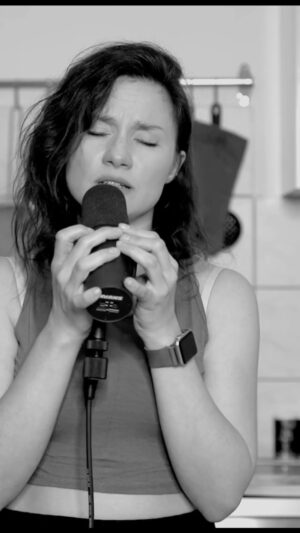 Jeannine Wacker Instagram - All the world‘s a stage - frei nach diesem Motto haben wir mein Patreon-Konzert im Juli fix in die Küche meiner Theater-Wohnung verlegt. Zack - Küchen-Konzert 🎶
Was war die witzigste Konzert-Location, die ihr erlebt habt?

Der Song, den ich da grade singe heißt „Bilder von uns“ und ist auf Spotify, iTunes etc zu finden.
Und wenn du Lust hast, meine Musik zu unterstützen und beim nächsten Livestream-Konzert live dabei zu sein, schau doch mal auf meiner Patreon-Seite vorbei.

Habt einen großartigen Tag ✨

#bildervonuns #küchenkonzert #originalsong #onlineconcert #livestreamconcert #singer #singersongwriter #sadsong #breakupsong #deutschpop