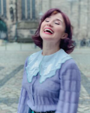 Jeannine Wacker Instagram - Nur noch 2 Shows als Brenda Strong 💗 Diese Rolle hat mein Herz auf ihre stille und wahrhaftige Art erobert. 
Ich durfte im Interview mit @kulturfeder darüber, was ich an ihr so anziehend finde, wie ich die Produktion hier in Magdeburg erlebt habe, den Unterschied zwischen Brenda und G(a)linda und vieles mehr sprechen. Denn Link zum ganzen Interview findet ihr in meiner Story 💫
Hier schon mal ein kleiner Auszug:

„Wenn man die Zeit und Umstände bedenkt, in denen sie aufgewachsen ist – nämlich in den Sechzigerjahren in einer sehr konservativen, lutheranischen Familie – ist sie eine wahnsinnig mutige Frau, die für sich selbst gesorgt hat. Am Ende verrät sie Frank auch nicht ans FBI, wozu eine Menge Mut gehört. An der Rolle gefällt mir sehr gut, dass sie diesen stillen Mut hat. Sie ist keine laute Person, sondern hat Unsicherheiten und Ängste. Aber sie hat auch ein Gefühl für Gerechtigkeit, eine riesige Integrität, ein starkes Rückgrat und ist die loyalste Person, die man an seiner Seite haben kann, wenn es darauf ankommt. Das finde ich sehr anziehend und faszinierend an der Rolle.“

📸 @nicolaipeer 

#catchmeifyoucan #brendastrong #musicaltheatre #interview #musical #actress