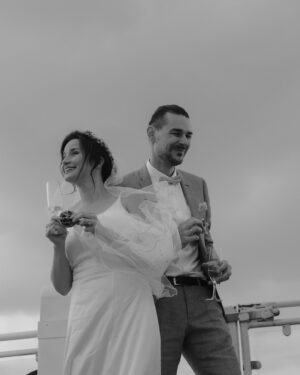 Jeannine Wacker Instagram - Das große Glück der Liebe besteht darin, Ruhe in einem anderen Herzen zu finden.“
- Lespinasse

Ja, yup, duh - wir haben geheiratet.
Aus „Wir machen das ganz klein und unkompliziert“ wurde eine Barkassenfahrt mit 70 Gästen - und wir sind sehr froh darüber. So viele geliebte Menschen auf einem Boot zu haben, alle da, um mit uns unsere Liebe zu feiern war unendlich schön und berührend und eine Erfahrung, die sich wirklich mit keiner anderen vergleichen lässt. Wir waren noch tagelang völlig überwältigt von all der Liebe, Wärme und Unterstützung, die uns an diesem Tag entgegenschlugen. 1000 liebe Worte & Gesten, berührende Reden, geteilte Erinnerungen, Wünsche für die Zukunft, emotionale Musikeinlagen, Kinderlachen, Hündchenliebe, Seifenblasen, ein Sandritual, ein Gästebuch mit einer Polaroid-Galerie, die ihresgleichen sucht und eine Torte, die wir zwar mit gebacken aber niemals so hübsch erwartet hätten - das alles wird für immer in unseren Herzen bleiben.
Danke an alle, die unsere Hochzeit so unvergesslich gemacht haben ♥️
Na dann… auf ins neue Kapitel! Fühlt sich gut an.
Die fantastischen Fotos auf der Barkasse stammen von @alexandrapfeifer.photography 💫
Die Fotos im Paternoster (es gab einen Paternoster!!!) und vor und im Standesamt hat die wundervolle @antitoni gemacht ✨

#justmarried