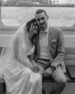 Jeannine Wacker Instagram - Das große Glück der Liebe besteht darin, Ruhe in einem anderen Herzen zu finden.“
- Lespinasse

Ja, yup, duh - wir haben geheiratet.
Aus „Wir machen das ganz klein und unkompliziert“ wurde eine Barkassenfahrt mit 70 Gästen - und wir sind sehr froh darüber. So viele geliebte Menschen auf einem Boot zu haben, alle da, um mit uns unsere Liebe zu feiern war unendlich schön und berührend und eine Erfahrung, die sich wirklich mit keiner anderen vergleichen lässt. Wir waren noch tagelang völlig überwältigt von all der Liebe, Wärme und Unterstützung, die uns an diesem Tag entgegenschlugen. 1000 liebe Worte & Gesten, berührende Reden, geteilte Erinnerungen, Wünsche für die Zukunft, emotionale Musikeinlagen, Kinderlachen, Hündchenliebe, Seifenblasen, ein Sandritual, ein Gästebuch mit einer Polaroid-Galerie, die ihresgleichen sucht und eine Torte, die wir zwar mit gebacken aber niemals so hübsch erwartet hätten - das alles wird für immer in unseren Herzen bleiben.
Danke an alle, die unsere Hochzeit so unvergesslich gemacht haben ♥️
Na dann… auf ins neue Kapitel! Fühlt sich gut an.
Die fantastischen Fotos auf der Barkasse stammen von @alexandrapfeifer.photography 💫
Die Fotos im Paternoster (es gab einen Paternoster!!!) und vor und im Standesamt hat die wundervolle @antitoni gemacht ✨

#justmarried