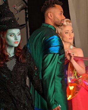Jeannine Wacker Instagram - Es scheint wie gestern und wie vor einer Ewigkeit, dass wir den Ankündigungs-Trailer für „Wicked“ gefilmt haben…! Mein Handy hat mich an diese Behind-the-scenes-Fotos erinnert und ich dachte, schöne Erinnerungen eignen sich zum Teilen 💚💗
@vajenvandenbosch & @naidjim look at us… one of the first times in full costumes, at the very beginning of this journey 💫
Wer erkennt das kleine feine Detail an meinem Kostüm, das bis zur Première noch verändert wurde? 😉

#wicked #wickedmusical #wickedhamburg #musicaltheatre #behindthescenes #bts #elphaba #glinda #fiyero #photoshoot #costumes #memories #throwback