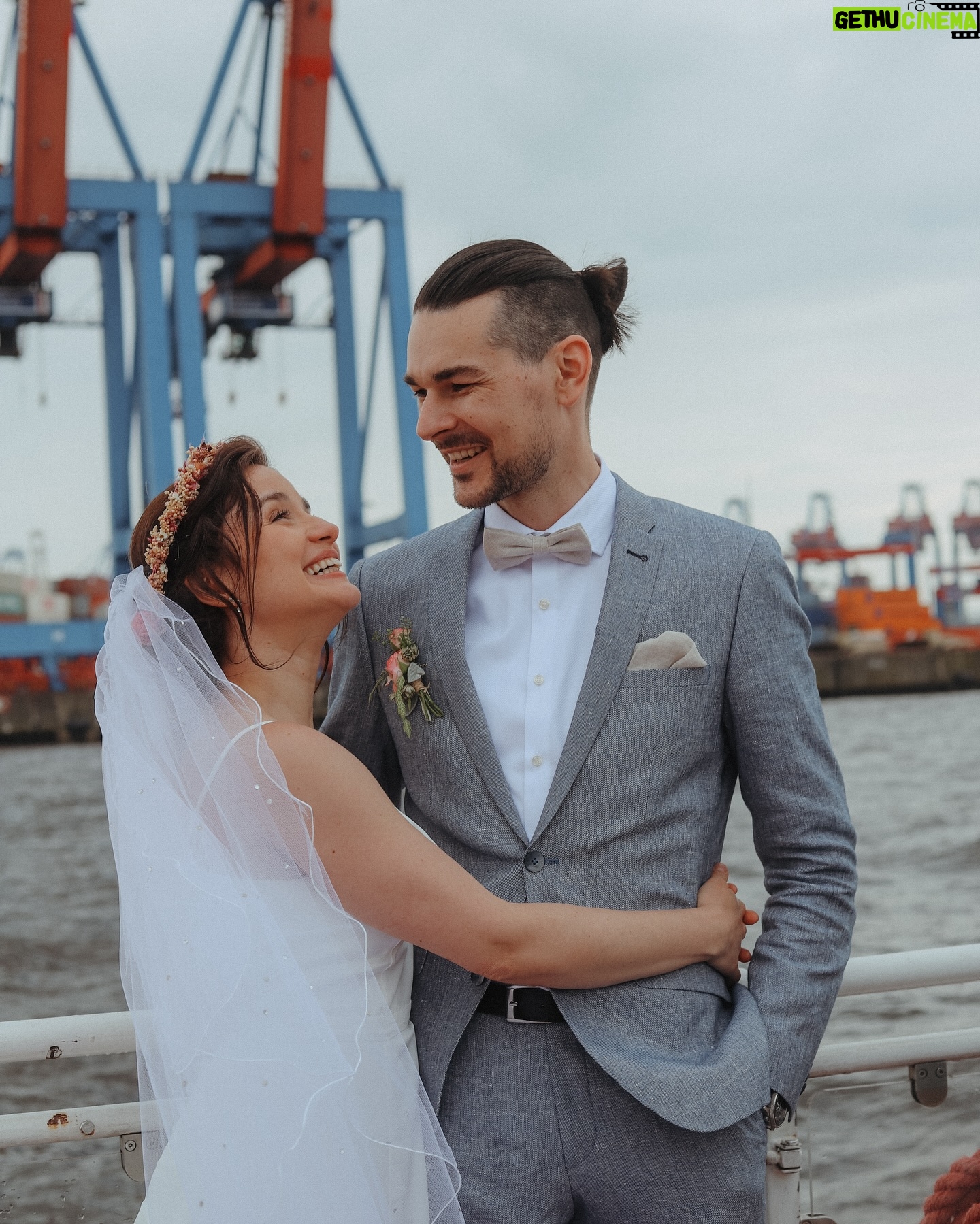 Jeannine Wacker - 3.6K Likes - Das große Glück der Liebe besteht darin, Ruhe in einem anderen Herzen zu finden.“
- Lespinasse
Ja, yup, duh - wir haben geheiratet.
Aus „Wir machen das ganz klein und unkompliziert“ wurde eine Barkassenfahrt mit 70 Gästen - und wir sind sehr froh darüber. So viele geliebte Menschen auf einem Boot zu haben, alle da, um mit uns unsere Liebe zu feiern war unendlich schön und berührend und eine Erfahrung, die sich wirklich mit keiner anderen vergleichen lässt. Wir waren noch tagelang völlig überwältigt von all der Liebe, Wärme und Unterstützung, die uns an diesem Tag entgegenschlugen. 1000 liebe Worte & Gesten, berührende Reden, geteilte Erinnerungen, Wünsche für die Zukunft, emotionale Musikeinlagen, Kinderlachen, Hündchenliebe, Seifenblasen, ein Sandritual, ein Gästebuch mit einer Polaroid-Galerie, die ihresgleichen sucht und eine Torte, die wir zwar mit gebacken aber niemals so hübsch erwartet hätten - das alles wird für immer in unseren Herzen bleiben.
Danke an alle, die unsere Hochzeit so unvergesslich gemacht haben ♥️
Na dann… auf ins neue Kapitel! Fühlt sich gut an.
Die fantastischen Fotos auf der Barkasse stammen von @alexandrapfeifer.photography 💫
Die Fotos im Paternoster (es gab einen Paternoster!!!) und vor und im Standesamt hat die wundervolle @antitoni gemacht ✨
#justmarried