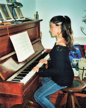Jeannine Wacker Instagram - Hi, ich bin Jeannine & hier kommt ein kleines Intro.
* Viel meiner Zeit verbringe ich auf Musicalbühnen. Ich liebe es, wenn das ganze Theater zur Schneekugel wird, in der eine perfekte Illusion entsteht & hunderte Menschen dieselbe Geschichte träumen. Auch wenn es Dinge gibt, die mich ärgern, versuche ich, nie aus den Augen zu verlieren, wie unerreichbar mir das, was heute mein Leben ist, mit 16 erschien.
* Vor kurzem habe ich meinen Partner in Crime @nicolaipeer geheiratet. So cheesy es klingt, er ist das Beste, was mir passieren konnte & ich bin unendlich dankbar für ihn.
* Meine Musik war schon immer mein kreativer Spielplatz & meine liebste Art, über das Leben nachzudenken. Als Jeannine Michèle veröffentliche ich akustische, teilweise deutsche, als Alouette (@alouette_music ) ausproduzierte, englische Songs.
* Seit 2020 habe ich eine Patreon-Seite, auf der ich Einblicke in meinen Alltag als Darstellerin & kreative Prozesse teile, Zoom-Treffen organisiere & Online-Konzerte gebe. Dank der Unterstützung meiner wundervollen Patreon-Community sind meine Songs & Musikvideos möglich. Es ist ein fortlaufendes Experiment, das mich ständig herausfordert & anspornt.
* Seit 2015 unterrichte ich Gesang und Songinterpretation, wann immer es neben meinen Musicaljobs möglich ist.
* Ich würde mich als „Minimalistin in Progress“ bezeichnen. 2023 haben @nicolaipeer & ich unsere Wohnung aufgelöst & sind auf ein 40 Jahre altes Segelboot gezogen, das wir jetzt zu zweit renovieren
* 1 Jahr lang spielte ich Clara in „Sturm der Liebe“. Dass mein Hündchen (in das ich SEHR vernarrt bin) ebenfalls Klara heißt, ist reiner Zufall. Sie hatte den Namen bereits, als sie zu uns kam.
* Ich finde es wichtig, am Weltgeschehen teilzunehmen, gleichzeitig dreht sie mir oft zu schnell. Als Ausgleich meditiere ich, schreibe Tagebuch, mache Sport.
* Vor 1 Monat hab ich Netflix gekündigt, weil ich mehr Zeit zum Lesen haben will. Am liebsten Romane wie „The Secret History“ von Donna Tartt, aber auch Non-Fiction wie „Imaginable“ von Jane McGonigal.
* Ich liebe Poesie (besonders von Rilke & Mascha Kaléko). Wem es auch so geht, kann ich „This Is How You Lose the Time War“ von Amal El-Mohtar ans Herz legen