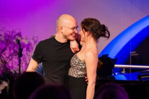 Jeannine Wacker Instagram - What a night 💫
WOW 1000 Dank für diesen wunderschönen Abend im C.Bechstein-Centrum! Ich habe ihn unendlich genossen!
Und was für eine Achterbahnfahrt der Gefühle!
Ich hatte so viel Glück, wie man eigentlich an einem einzigen Tag gar nicht haben kann und @tinohorat hatte unerwartet und ganz kurzfristig Zeit, mich zu begleiten. Wie du das alles innerhalb von 3 Stunden gelernt und perfekt vom Blatt gespielt hast, ist mir ein Rätsel. Ich bin endlos dankbar dafür! Es war so so schön, nachdem wir 2020 bereits mein erstes Konzert zusammen gespielt und meine ersten eigenen Songs gemeinsam aufgenommen hatten, wieder mit dir zu musizieren 💗
Mit @nico.went hatte ich einen so charismatischen und talentierten partner in crime wie man ihn sich nur wünschen kann an meiner Seite - ich hab jetzt noch Gänsehaut, wenn ich an dein „Hurricane“ denke. Danke, dass du mein Clyde/Peter Parker/Ryuk/Joanne/Elphie warst. Es hat unglaublich Spaß gemacht und ich hoffe, wir spielen bald wieder zusammen💗
@matimusic.de @starsandstage.de Max und Tina 🫶🏻 Danke für euer Vertrauen und dass ihr mich einmal mehr an diesen wunderschönen Ort eingeladen habt! Es ist so toll, was ihr alles aufgebaut habt und dieses Format ist so einzigartig und besonders - sowohl für das Publikum, als auch für uns Künstler:innen. Danke für eure harte Arbeit und die Leidenschaft, die hinter all dem steckt 💗
Danke auch an das gesamte Team im @bechstein.official - Centrum. Es ist etwas ganz besonderes, bei euch singen zu dürfen!
Und was wäre all das ohne ein so fantastisches, wertschätzenes, warmes Publikum. Danke, dass ihr uns so liebevoll getragen habt, mit uns gelacht, geweint habt und in viele verschiedene Schneekugeln eingetaucht seid 🫶🏻Diese Auftritte, bei denen sich die Bühne wie ein Zuhause und das Publikum wie alte Freunde anfühlen sind so besonders. Dass der Freitagabend so war, lag allein an euch. 1000 Dank dafür ♥️ Hoffentlich auf ganz bald!
Jeannine 

📷 @matimusic.de 

#starsandstage #konzert #musicalkonzert #musicalhamburg #cbechstein #bechstein #jeanninemichelewacker #nicowent #tinohorat #matimusic #musical #musicaltheatre #hamburg #concert