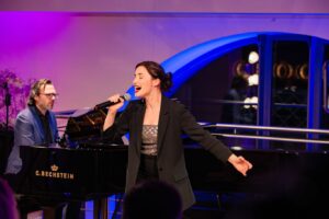 Jeannine Wacker Instagram - What a night 💫
WOW 1000 Dank für diesen wunderschönen Abend im C.Bechstein-Centrum! Ich habe ihn unendlich genossen!
Und was für eine Achterbahnfahrt der Gefühle!
Ich hatte so viel Glück, wie man eigentlich an einem einzigen Tag gar nicht haben kann und @tinohorat hatte unerwartet und ganz kurzfristig Zeit, mich zu begleiten. Wie du das alles innerhalb von 3 Stunden gelernt und perfekt vom Blatt gespielt hast, ist mir ein Rätsel. Ich bin endlos dankbar dafür! Es war so so schön, nachdem wir 2020 bereits mein erstes Konzert zusammen gespielt und meine ersten eigenen Songs gemeinsam aufgenommen hatten, wieder mit dir zu musizieren 💗
Mit @nico.went hatte ich einen so charismatischen und talentierten partner in crime wie man ihn sich nur wünschen kann an meiner Seite - ich hab jetzt noch Gänsehaut, wenn ich an dein „Hurricane“ denke. Danke, dass du mein Clyde/Peter Parker/Ryuk/Joanne/Elphie warst. Es hat unglaublich Spaß gemacht und ich hoffe, wir spielen bald wieder zusammen💗
@matimusic.de @starsandstage.de Max und Tina 🫶🏻 Danke für euer Vertrauen und dass ihr mich einmal mehr an diesen wunderschönen Ort eingeladen habt! Es ist so toll, was ihr alles aufgebaut habt und dieses Format ist so einzigartig und besonders - sowohl für das Publikum, als auch für uns Künstler:innen. Danke für eure harte Arbeit und die Leidenschaft, die hinter all dem steckt 💗
Danke auch an das gesamte Team im @bechstein.official - Centrum. Es ist etwas ganz besonderes, bei euch singen zu dürfen!
Und was wäre all das ohne ein so fantastisches, wertschätzenes, warmes Publikum. Danke, dass ihr uns so liebevoll getragen habt, mit uns gelacht, geweint habt und in viele verschiedene Schneekugeln eingetaucht seid 🫶🏻Diese Auftritte, bei denen sich die Bühne wie ein Zuhause und das Publikum wie alte Freunde anfühlen sind so besonders. Dass der Freitagabend so war, lag allein an euch. 1000 Dank dafür ♥️ Hoffentlich auf ganz bald!
Jeannine 

📷 @matimusic.de 

#starsandstage #konzert #musicalkonzert #musicalhamburg #cbechstein #bechstein #jeanninemichelewacker #nicowent #tinohorat #matimusic #musical #musicaltheatre #hamburg #concert