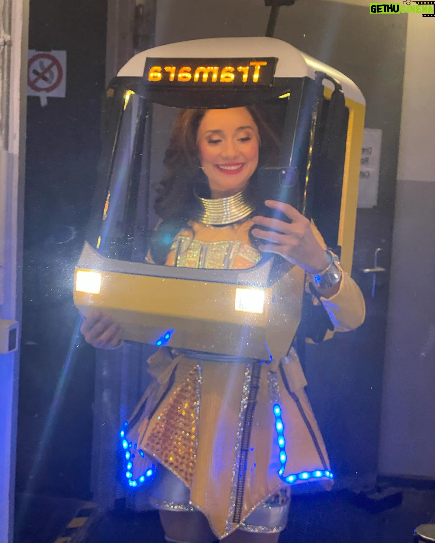 Jeannine Wacker - 1.3K Likes - Das war sie also unsere tramtastische Einzelfahrt ins Liebesglück der Tarifzone Liebe 💛
Tramara, wir hatten uns nur kurz, aber du hast dir einen großen gelben Platz in meinem Herzen gesichert.
1000 Dank an alle, die dieses einzigartige Projekt über Monate hinweg zum Leben erweckt haben. Danke, dass ihr sowas Cooles, Wahnwitziges gewagt habt und dass ich ein Teil davon sein und Tramara Leben einhauchen durfte. Und das Ganze auch noch zusammen mit so vielen tollen Menschen auf, hinter, neben und vor der Bühne. Danke danke danke ♥️ Es war mir ein geistiges Blumenpflücken und ein inneres Walzertanzen mit euch!
Au reservoir und hoffentlich bis bald 💛
@bvg_weilwirdichlieben @not.a.machine @jungvonmatt @digitalsinn @koljabustorf @daniel_duendar
@schnulia @lotti_schwerdtner
@nnizzle @cucic
Director: @christoph.drewitz Choreographer: @jonathan_huor Music Director: @haukewendt Set&Costume: @theadamnee
Lighting: @fifdotficreative
Assistant Directors: @robin_scheeL_official @kokomilk.gmbh
Costume maker/supervision: @claudia.claudni
Wig designer: @jambededinde Prop designer: @karolinehinz
Assistant designers: @nicolekosrin @nathan_hoad_
Cast
@mynameis_jendrik
@gino.emnes
@nico.went
@steffi_irmen
@ilias.sidiyacoub
@stesibleifuss
@saf.tig
@alina.antje.niehaus
@dom.mue
@veronikadevries
#tramaraOut
#BVG #Musical #Tramara #Admiralspalast #Berlin
#bvgmusical #tarifzoneliebe #jungvonmatt #digitalsinn #actress #musicaltheatre