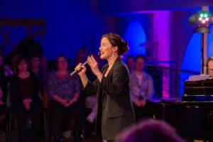 Jeannine Wacker Instagram - What a night 💫
WOW 1000 Dank für diesen wunderschönen Abend im C.Bechstein-Centrum! Ich habe ihn unendlich genossen!
Und was für eine Achterbahnfahrt der Gefühle!
Ich hatte so viel Glück, wie man eigentlich an einem einzigen Tag gar nicht haben kann und @tinohorat hatte unerwartet und ganz kurzfristig Zeit, mich zu begleiten. Wie du das alles innerhalb von 3 Stunden gelernt und perfekt vom Blatt gespielt hast, ist mir ein Rätsel. Ich bin endlos dankbar dafür! Es war so so schön, nachdem wir 2020 bereits mein erstes Konzert zusammen gespielt und meine ersten eigenen Songs gemeinsam aufgenommen hatten, wieder mit dir zu musizieren 💗
Mit @nico.went hatte ich einen so charismatischen und talentierten partner in crime wie man ihn sich nur wünschen kann an meiner Seite - ich hab jetzt noch Gänsehaut, wenn ich an dein „Hurricane“ denke. Danke, dass du mein Clyde/Peter Parker/Ryuk/Joanne/Elphie warst. Es hat unglaublich Spaß gemacht und ich hoffe, wir spielen bald wieder zusammen💗
@matimusic.de @starsandstage.de Max und Tina 🫶🏻 Danke für euer Vertrauen und dass ihr mich einmal mehr an diesen wunderschönen Ort eingeladen habt! Es ist so toll, was ihr alles aufgebaut habt und dieses Format ist so einzigartig und besonders - sowohl für das Publikum, als auch für uns Künstler:innen. Danke für eure harte Arbeit und die Leidenschaft, die hinter all dem steckt 💗
Danke auch an das gesamte Team im @bechstein.official - Centrum. Es ist etwas ganz besonderes, bei euch singen zu dürfen!
Und was wäre all das ohne ein so fantastisches, wertschätzenes, warmes Publikum. Danke, dass ihr uns so liebevoll getragen habt, mit uns gelacht, geweint habt und in viele verschiedene Schneekugeln eingetaucht seid 🫶🏻Diese Auftritte, bei denen sich die Bühne wie ein Zuhause und das Publikum wie alte Freunde anfühlen sind so besonders. Dass der Freitagabend so war, lag allein an euch. 1000 Dank dafür ♥️ Hoffentlich auf ganz bald!
Jeannine 

📷 @matimusic.de 

#starsandstage #konzert #musicalkonzert #musicalhamburg #cbechstein #bechstein #jeanninemichelewacker #nicowent #tinohorat #matimusic #musical #musicaltheatre #hamburg #concert