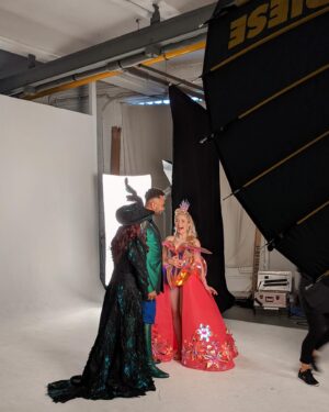 Jeannine Wacker Instagram - Es scheint wie gestern und wie vor einer Ewigkeit, dass wir den Ankündigungs-Trailer für „Wicked“ gefilmt haben…! Mein Handy hat mich an diese Behind-the-scenes-Fotos erinnert und ich dachte, schöne Erinnerungen eignen sich zum Teilen 💚💗
@vajenvandenbosch & @naidjim look at us… one of the first times in full costumes, at the very beginning of this journey 💫
Wer erkennt das kleine feine Detail an meinem Kostüm, das bis zur Première noch verändert wurde? 😉

#wicked #wickedmusical #wickedhamburg #musicaltheatre #behindthescenes #bts #elphaba #glinda #fiyero #photoshoot #costumes #memories #throwback