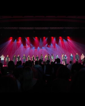 Jeannine Wacker Instagram - Wow, was für eine schöne Erfahrung✨
Am Samstag war das Musical Revolution-Konzert and I loved every minute of it!
Es war so spannend, all diese neuen Stücke zu hören und mit diesen fantastischen Sänger:innen zusammen zu singen. Im Verlauf des Abends dachte ich immer wieder, was für eine krasse Ehre es ist, mit diesen Menschen eine Bühne zu teilen. So viel Talent, Fleiß, Disziplin, Hingabe, Musikalität, harte Arbeit, playfulness und Liebe für dieses Genre. Und hinter der Bühne war es so schön, wie auf der Bühne. So eine unterstützende, lustige, sich gegenseitig wertschätzende Gruppe von Menschen . What a treat!

Und dann das Ganze vor so einem Publikum!!! Danke, für diese unglaubliche Stimmung und dass ihr mit uns zusammen die Jahrhunderthalle zum Beben gebracht habt. Es hat unglaublich viel Spaß gemacht mit euch!
Und natürlich war es wundervoll, so viele von euch beim Meet&Greet danach kennen zu lernen und wieder zu treffen. Ich glaube, wir hätten uns alle gerne noch viel mehr Zeit genommen. Danke für die lieben Worte und die schönen Begegnungen. 
Ein ganz besonderes DANKE auch an meine Patrons♥️ Es bedeutet mir so viel, wie sehr ihr mich unterstützt, on- und offline, und es ist einfach immer ganz besonders schön, eure Gesichterim Publikum zu entdecken und nach der Show “mein” Grüppchen zu treffen 🧩 
Ich bin sehr beseelt (danke für das genau richtige Wort @anja_backus 💗) und dankbar und nehme ganz viel Inspiration und Motivation aus diesem Abend mit.
Danke @musical.revolution , dass ich dabei sein durfte, es war mir eine riesige Freude🤍

#musicalrevolution #concert #musicalkonzert #newmusic #jahrhunderthallefrankfurt