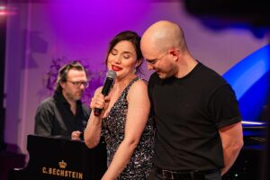 Jeannine Wacker Instagram - What a night 💫
WOW 1000 Dank für diesen wunderschönen Abend im C.Bechstein-Centrum! Ich habe ihn unendlich genossen!
Und was für eine Achterbahnfahrt der Gefühle!
Ich hatte so viel Glück, wie man eigentlich an einem einzigen Tag gar nicht haben kann und @tinohorat hatte unerwartet und ganz kurzfristig Zeit, mich zu begleiten. Wie du das alles innerhalb von 3 Stunden gelernt und perfekt vom Blatt gespielt hast, ist mir ein Rätsel. Ich bin endlos dankbar dafür! Es war so so schön, nachdem wir 2020 bereits mein erstes Konzert zusammen gespielt und meine ersten eigenen Songs gemeinsam aufgenommen hatten, wieder mit dir zu musizieren 💗
Mit @nico.went hatte ich einen so charismatischen und talentierten partner in crime wie man ihn sich nur wünschen kann an meiner Seite - ich hab jetzt noch Gänsehaut, wenn ich an dein „Hurricane“ denke. Danke, dass du mein Clyde/Peter Parker/Ryuk/Joanne/Elphie warst. Es hat unglaublich Spaß gemacht und ich hoffe, wir spielen bald wieder zusammen💗
@matimusic.de @starsandstage.de Max und Tina 🫶🏻 Danke für euer Vertrauen und dass ihr mich einmal mehr an diesen wunderschönen Ort eingeladen habt! Es ist so toll, was ihr alles aufgebaut habt und dieses Format ist so einzigartig und besonders - sowohl für das Publikum, als auch für uns Künstler:innen. Danke für eure harte Arbeit und die Leidenschaft, die hinter all dem steckt 💗
Danke auch an das gesamte Team im @bechstein.official - Centrum. Es ist etwas ganz besonderes, bei euch singen zu dürfen!
Und was wäre all das ohne ein so fantastisches, wertschätzenes, warmes Publikum. Danke, dass ihr uns so liebevoll getragen habt, mit uns gelacht, geweint habt und in viele verschiedene Schneekugeln eingetaucht seid 🫶🏻Diese Auftritte, bei denen sich die Bühne wie ein Zuhause und das Publikum wie alte Freunde anfühlen sind so besonders. Dass der Freitagabend so war, lag allein an euch. 1000 Dank dafür ♥️ Hoffentlich auf ganz bald!
Jeannine 

📷 @matimusic.de 

#starsandstage #konzert #musicalkonzert #musicalhamburg #cbechstein #bechstein #jeanninemichelewacker #nicowent #tinohorat #matimusic #musical #musicaltheatre #hamburg #concert